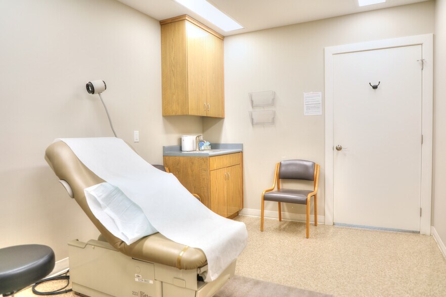 More Photos Of 1892 W US Highway 290, Fredericksburg Medical For Sale