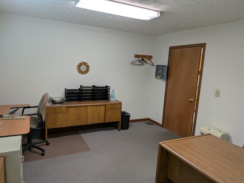 More Photos Of 380 Browns Ln, Coshocton Office For Lease