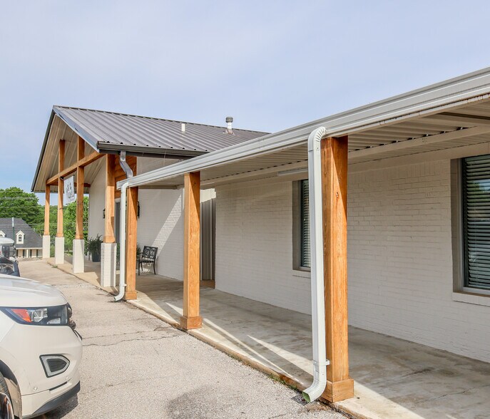 More Photos Of 2889 S Lamar Blvd, Oxford Flex For Lease