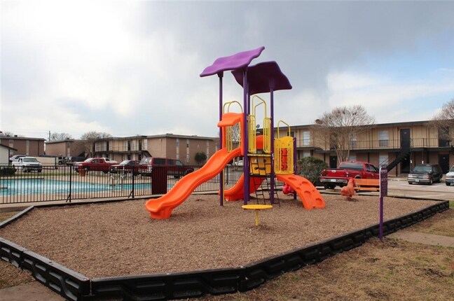 More Photos Of 504 Dudley Cir, Arlington Apartments For Sale