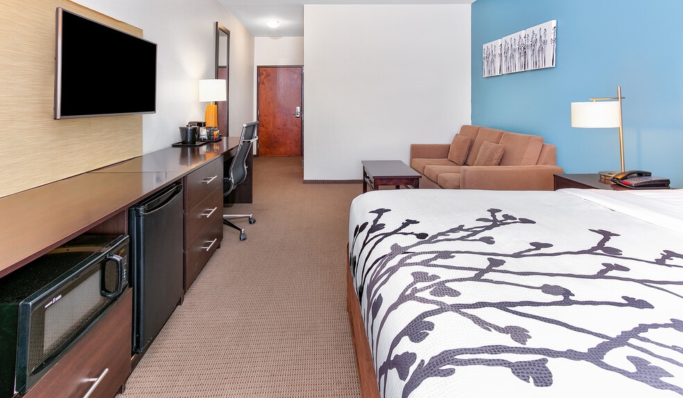 More Photos Of 615 City Center Way, Longview Hotel For Sale