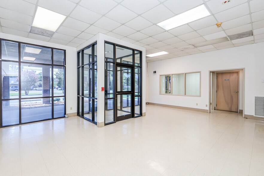 More Photos Of 1487 Belk Blvd, Oxford Office For Sale