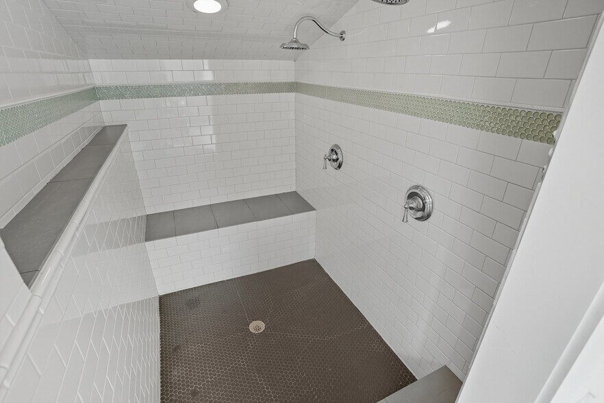 More Photos Of 924 S Main St, Broken Arrow Showroom For Sale