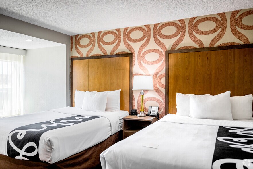 More Photos Of 55 Hampton Park Blvd, Capitol Heights Hotel For Sale