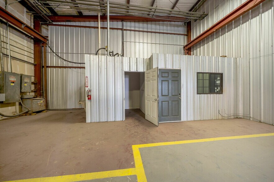 More Photos Of 2833 Roosevelt Ave, San Antonio Industrial For Lease