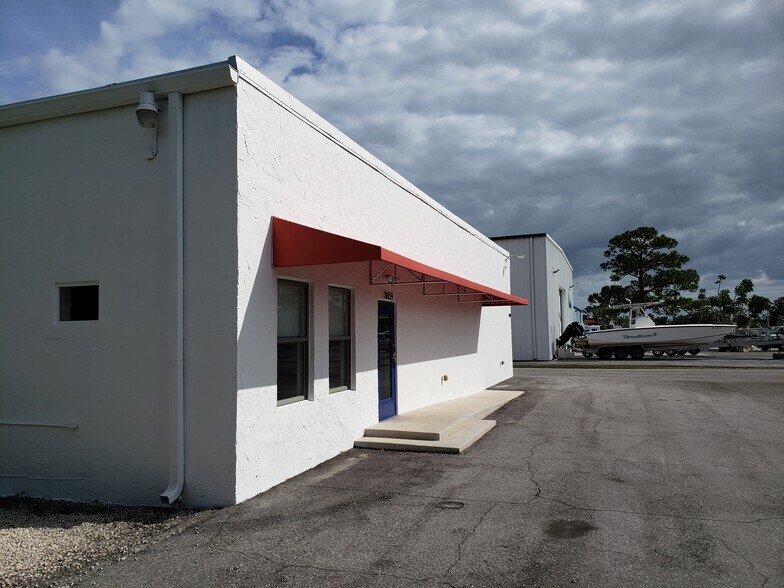 More Photos Of 3059-3061 SE Monroe St, Stuart Warehouse For Lease