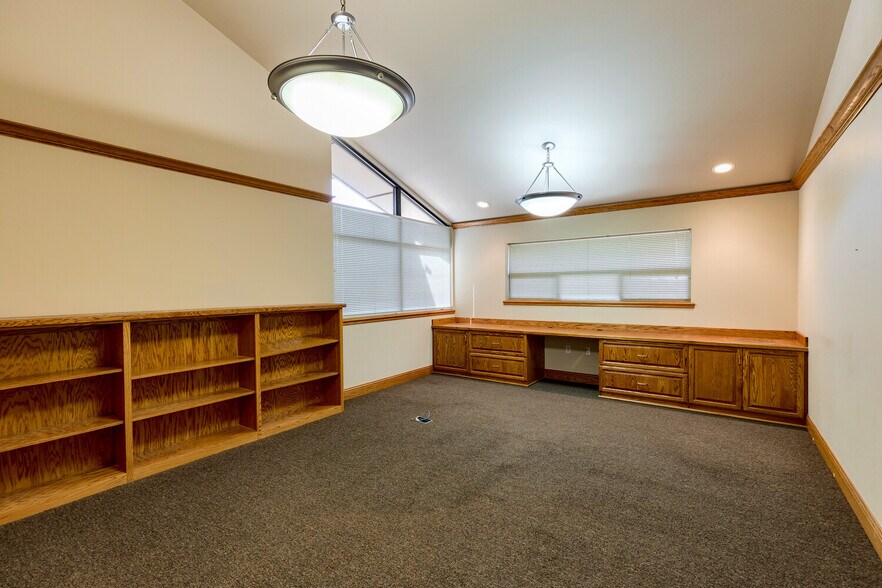 More Photos Of 717 Murphy Rd, Medford Medical For Sale