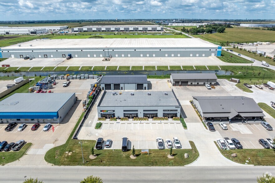 More Photos Of 3800 SE Beisser Dr, Grimes Flex For Lease