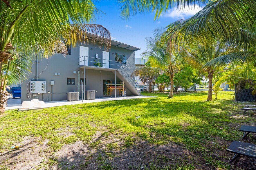 More Photos Of 216 NW 11th St, Miami General Retail For Lease