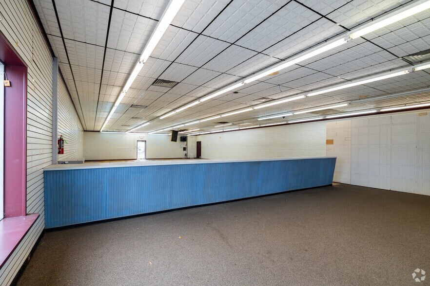 More Photos Of 631 6th Ave, Huntington Storefront For Lease