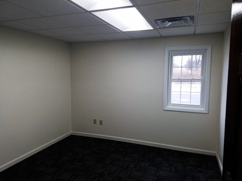 More Photos Of 8 Red Fox Dr, Colonie Medical For Lease