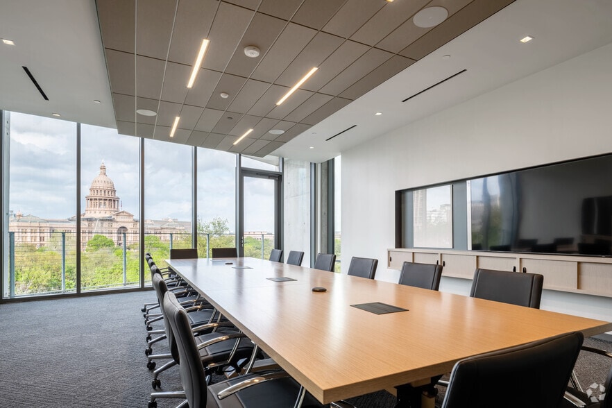 More Photos Of 203 W 10th St, Austin Office For Lease