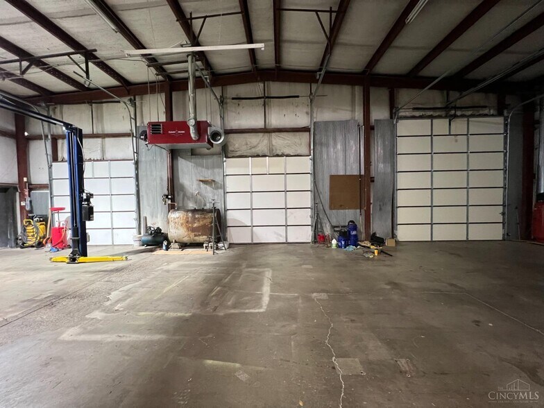 More Photos Of 885 Ohio Pike, Cincinnati Showroom For Lease