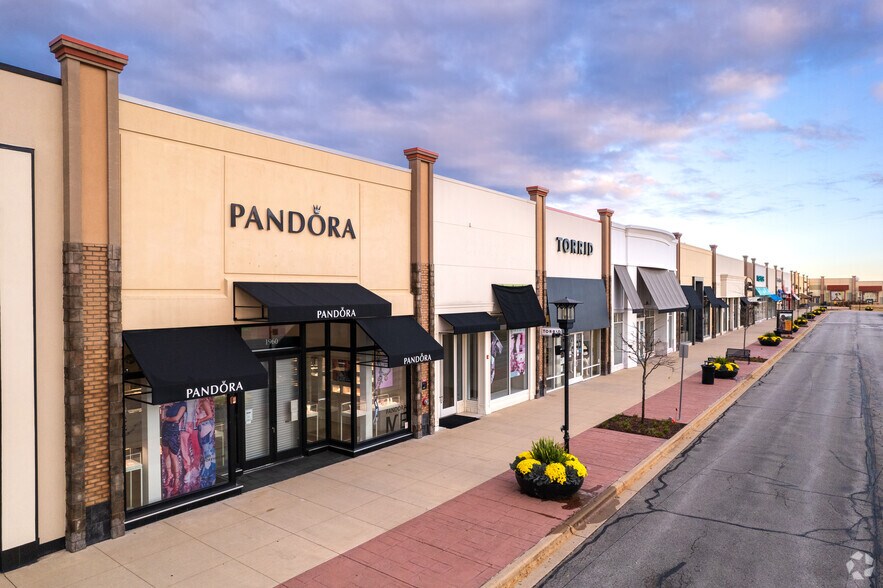 More Photos Of 1800-2124 S Randall Rd, Algonquin Storefront For Lease