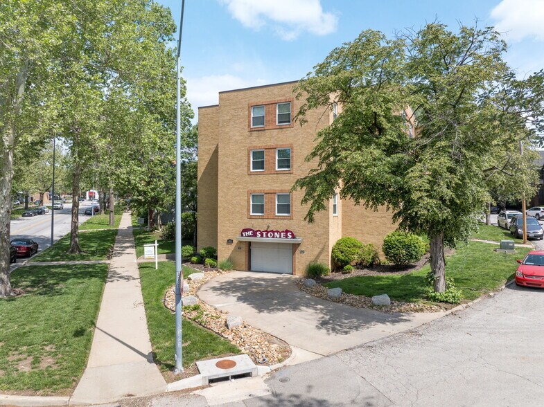 Primary Photo Of 4339 Roanoke Pkwy, Kansas City Apartments For Sale