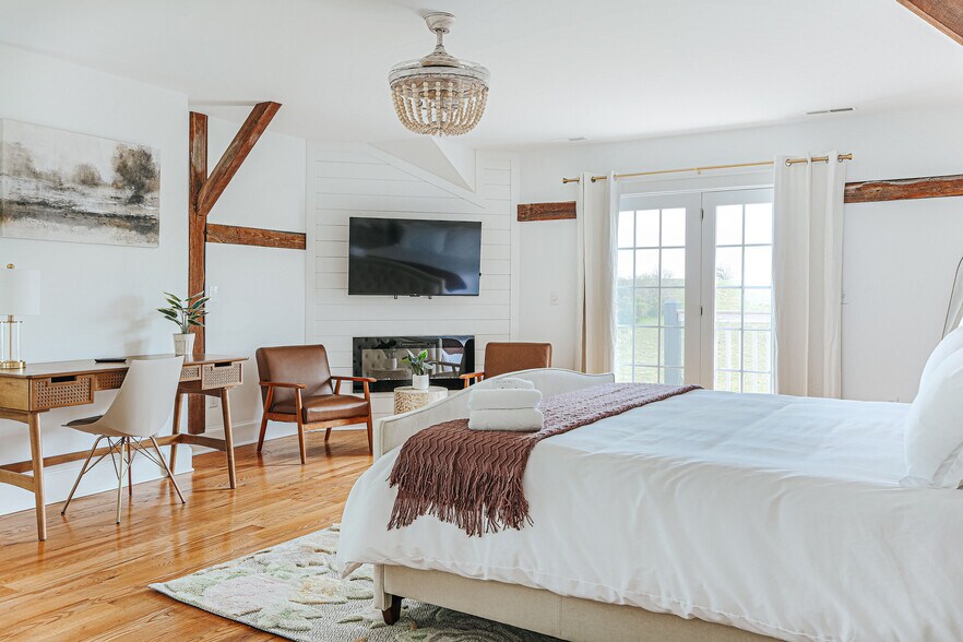 More Photos Of 1329 Commerce Rd, Staunton Hotel For Sale