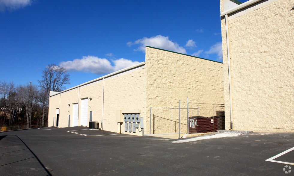 More Photos Of 12 Commerce Pky, Fredericksburg Flex For Lease