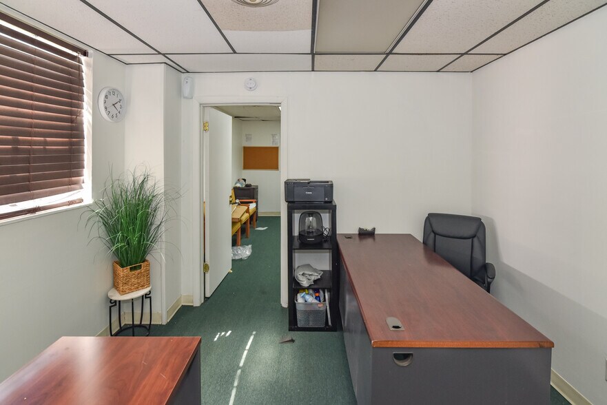 More Photos Of 5900 York Rd, Baltimore Storefront Retail Office For Sale