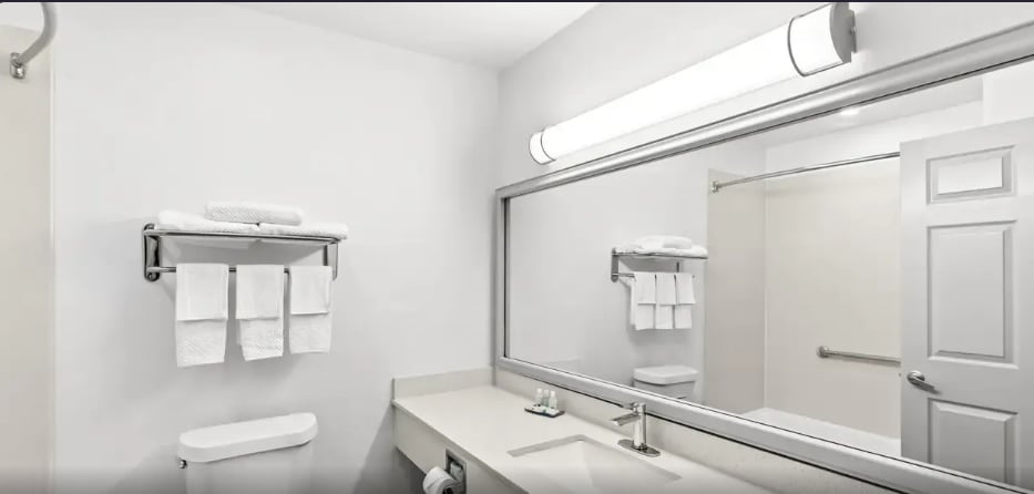 More Photos Of 106 Hasler Blvd, Bastrop Hotel For Sale