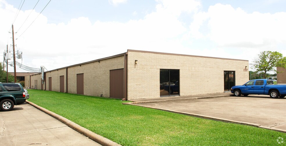 More Photos Of 3737 Westcenter Dr, Houston Manufacturing For Lease