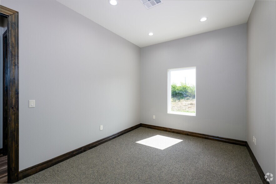 More Photos Of 3400-3420 Basswood Blvd, Fort Worth Unknown For Lease