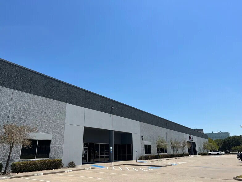 More Photos Of 8600 N Royal Ln, Irving Distribution For Lease