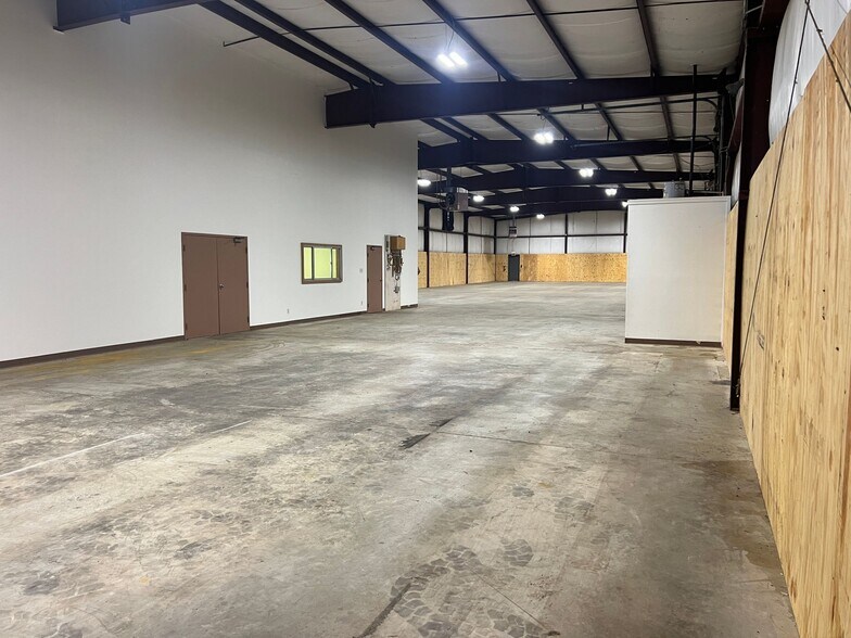 More Photos Of 1506 Corporate Dr, Shreveport Manufacturing For Lease