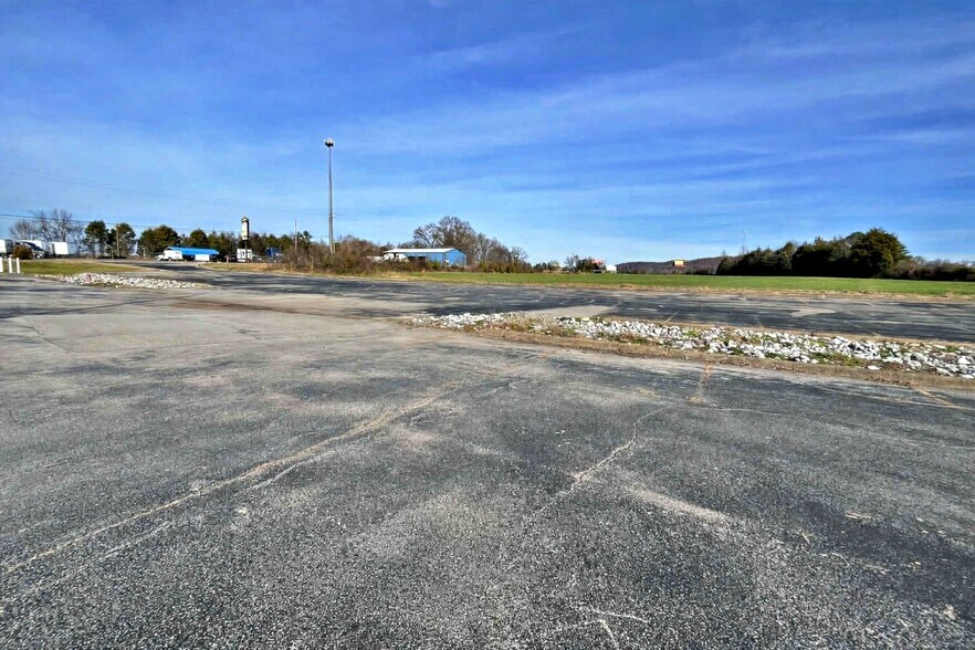 More Photos Of 1391 Murrays Chapel Rd, Sweetwater Showroom For Sale