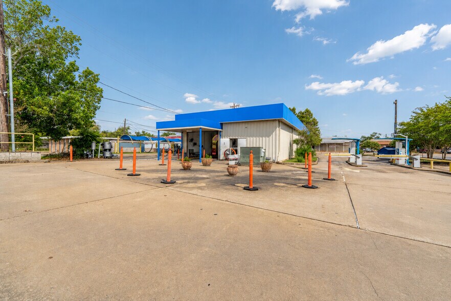 More Photos Of 1308 Windsor Pl, Alexandria Carwash For Sale