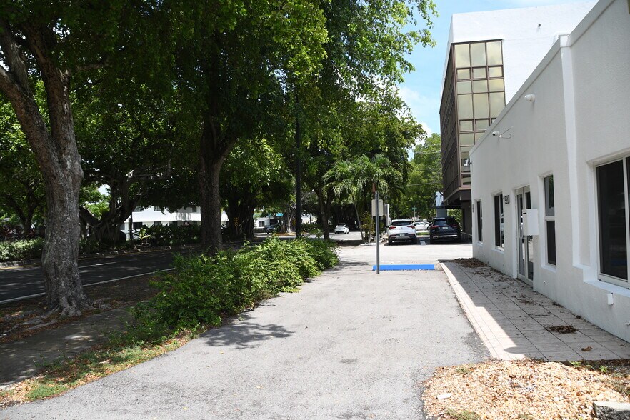 More Photos Of 1920 SW 22nd St, Miami Medical For Lease