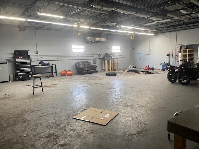 More Photos Of 350 W Brannen Rd, Lakeland Manufacturing For Sale