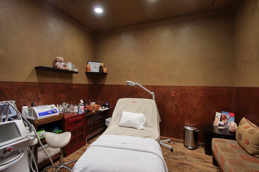 More Photos Of 1635 N Greenfield Rd, Mesa Medical For Lease