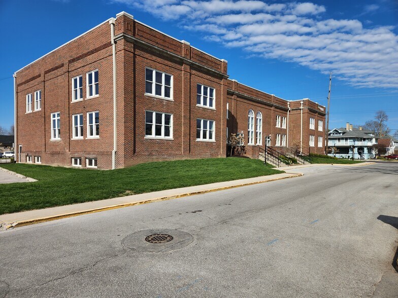 More Photos Of 300 W Broadway St, Greenwood Loft Creative Space For Sale