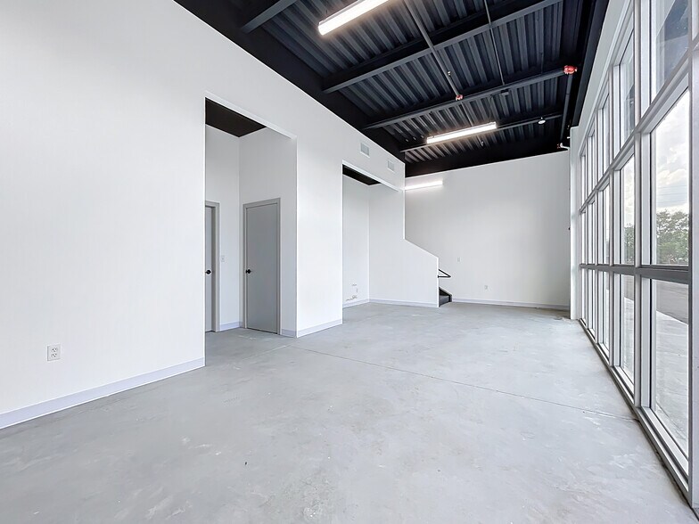 More Photos Of 705 Hennis Rd, Winter Garden Showroom For Sale