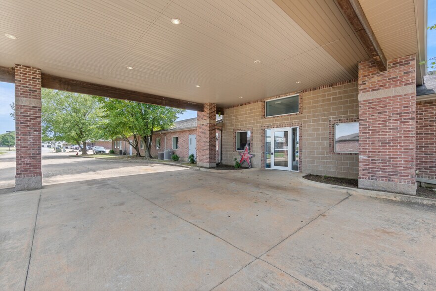 More Photos Of 185 Rebecca St, Gentry Office For Lease