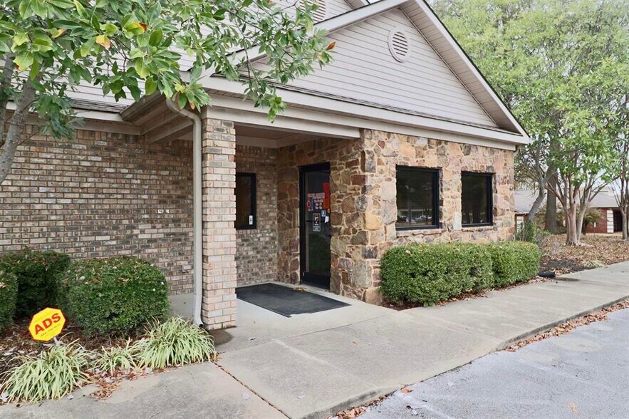 More Photos Of 1203 E College St, Brownsville Medical For Sale