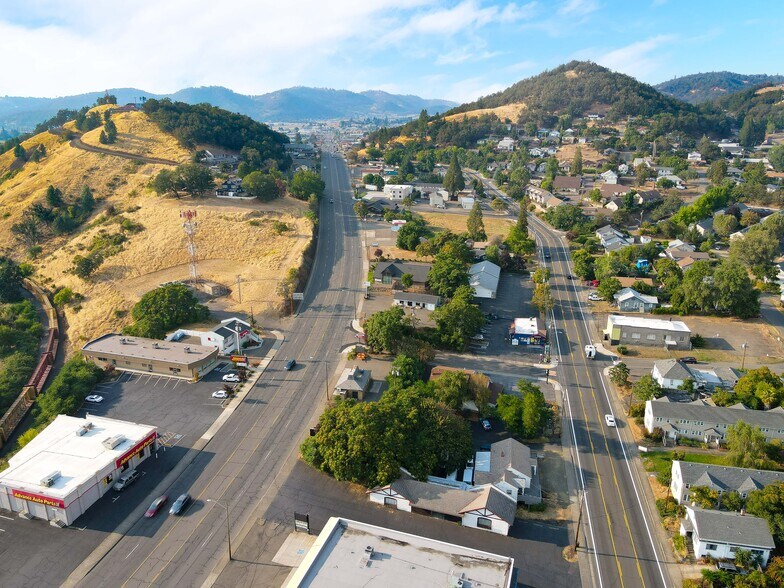More Photos Of 482 NE Winchester St, Roseburg Freestanding For Sale