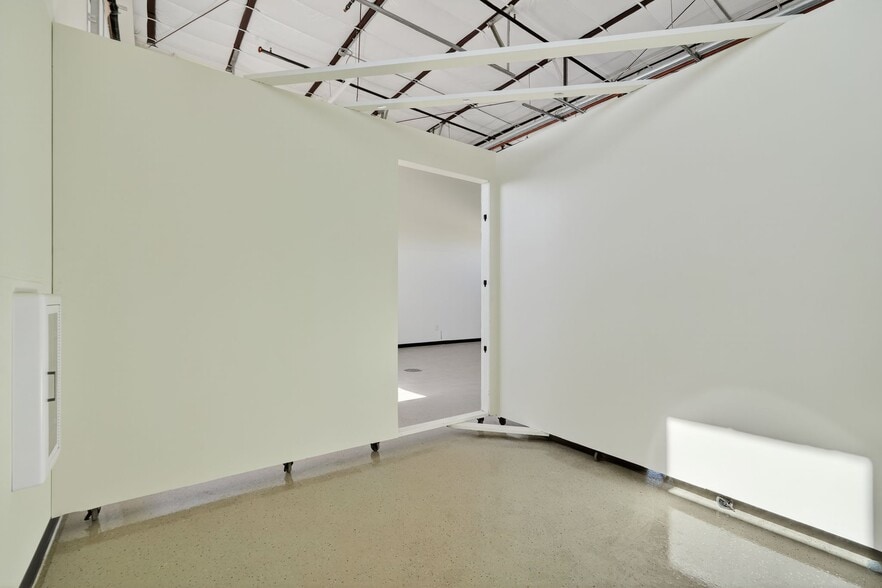 More Photos Of 7915 Glen Harbor Blvd, Glendale Showroom For Lease