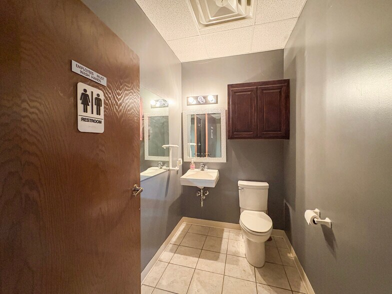 More Photos Of 8240 E 111th St, Bixby Light Distribution For Lease