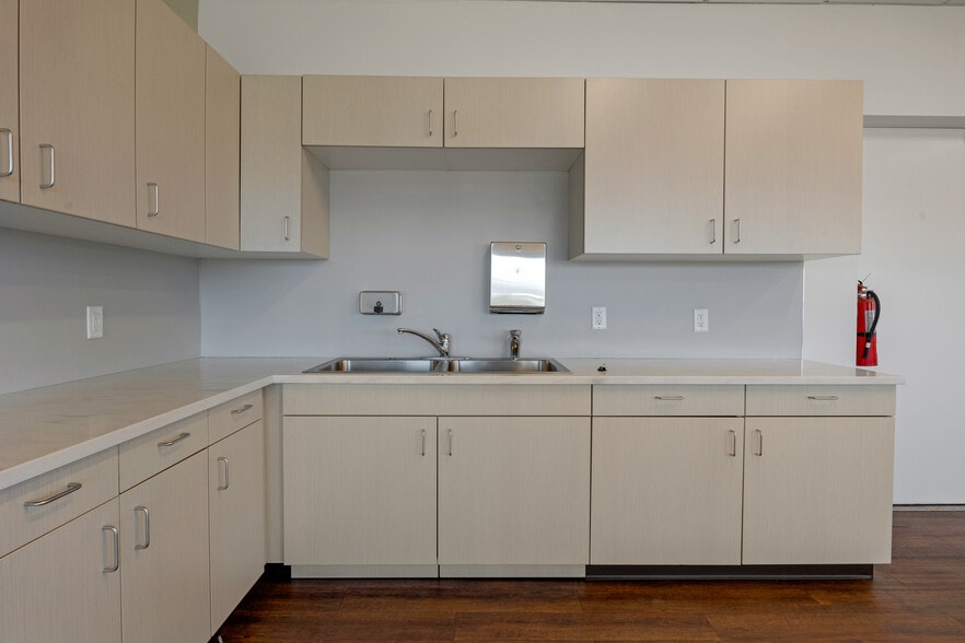 More Photos Of 3102 100th St SW, Everett Warehouse For Lease