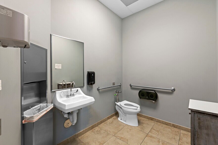 More Photos Of 7790 W Grand Pky, Richmond Medical For Lease
