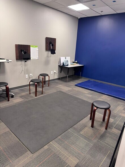 More Photos Of 413 NW Murray Rd, Lee's Summit Flex For Lease