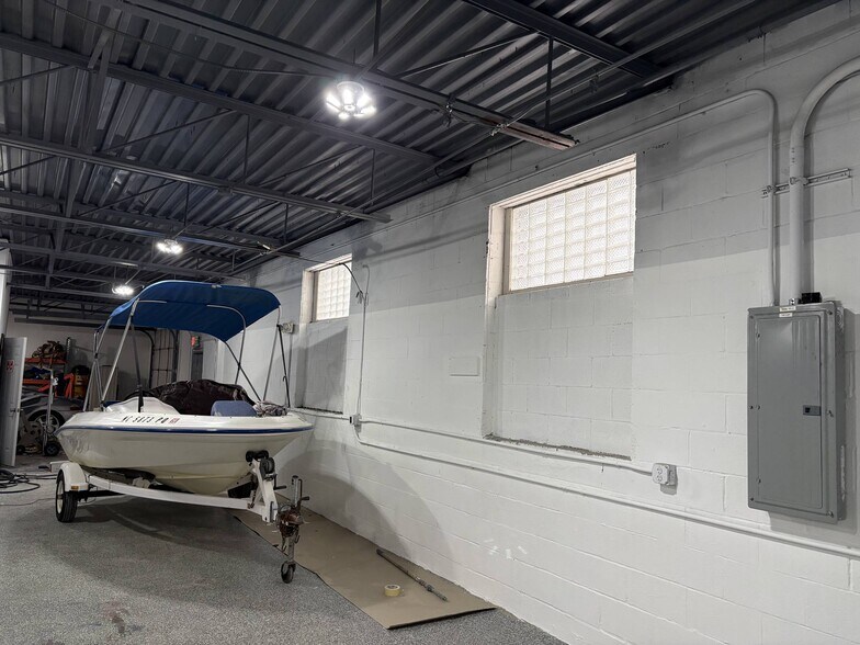 More Photos Of 20520 Stephens St, Saint Clair Shores Manufacturing For Sale