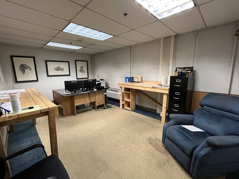 More Photos Of 9 Vose Farm Rd, Peterborough Manufacturing For Lease