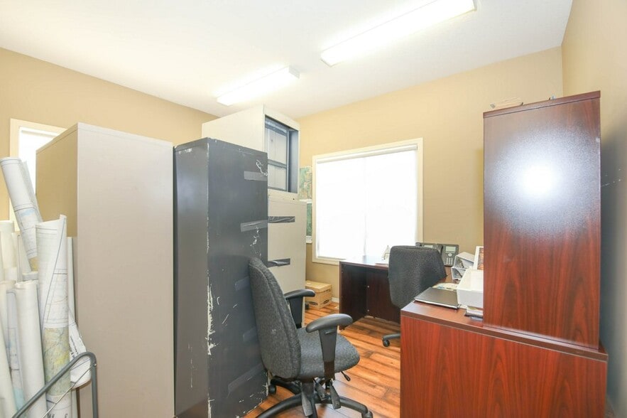 More Photos Of 5209 49A Ave, Bentley Office For Sale