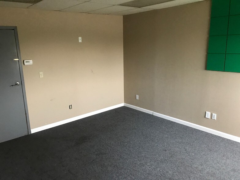 More Photos Of 9 Westport Ct, Bloomington Warehouse For Sale