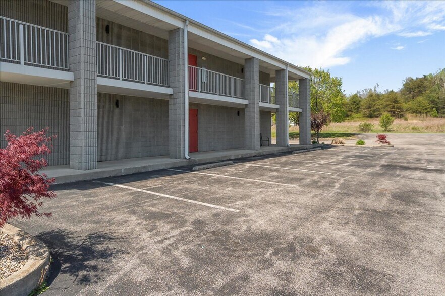 More Photos Of 182 Quillen Chapel Service Rd, Campton Hotel For Sale