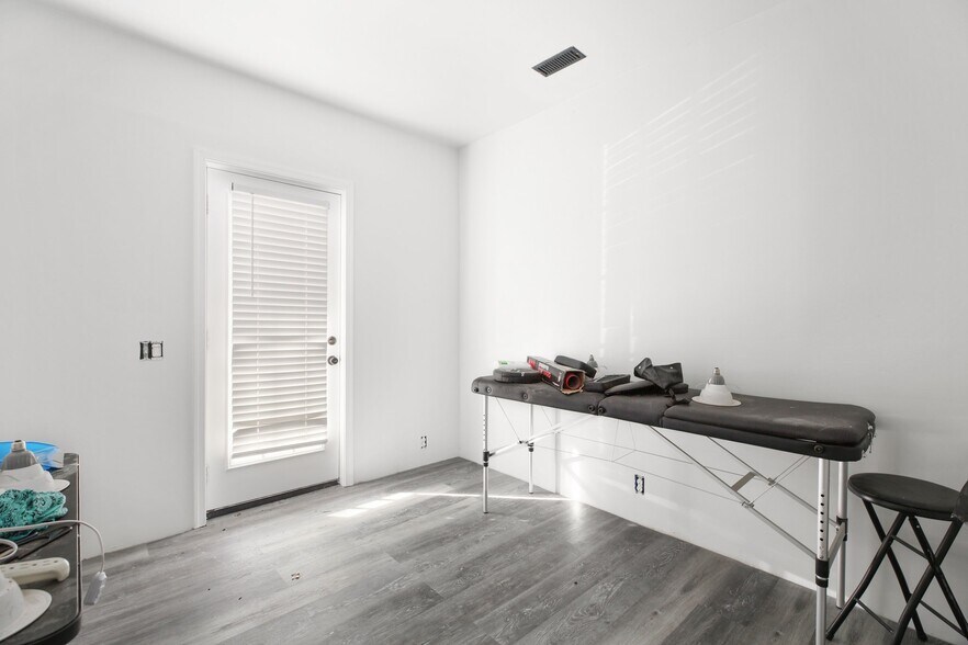 More Photos Of 112 Pegram Ln, Fredericksburg Office For Sale