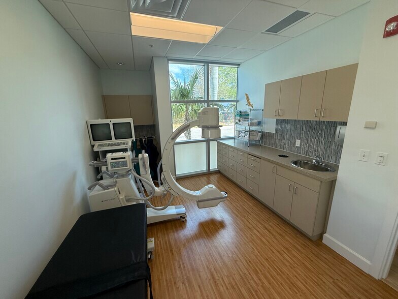 More Photos Of 2068 Hawthorne St, Sarasota Medical For Lease