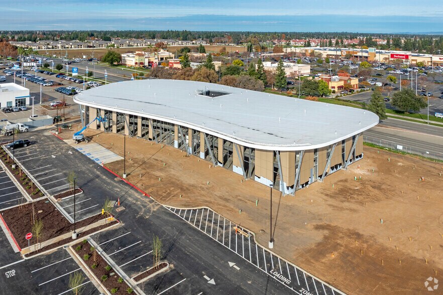 More Photos Of 700 W Herndon Ave, Clovis Unknown For Lease